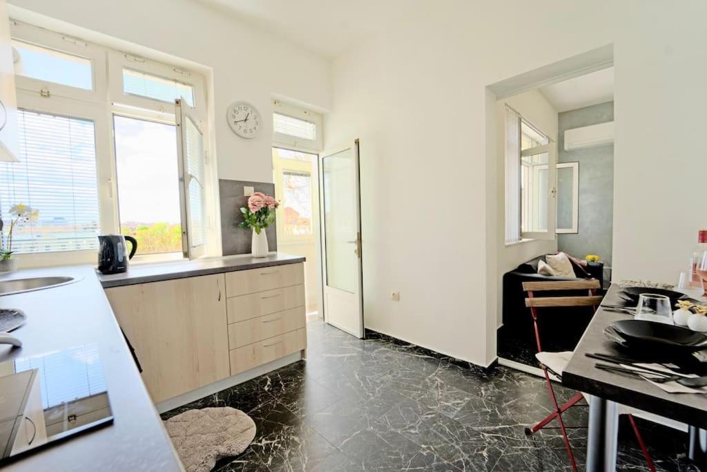 Cozy 1-Bedroom Flat In The Very Center Of Sofía Exterior foto